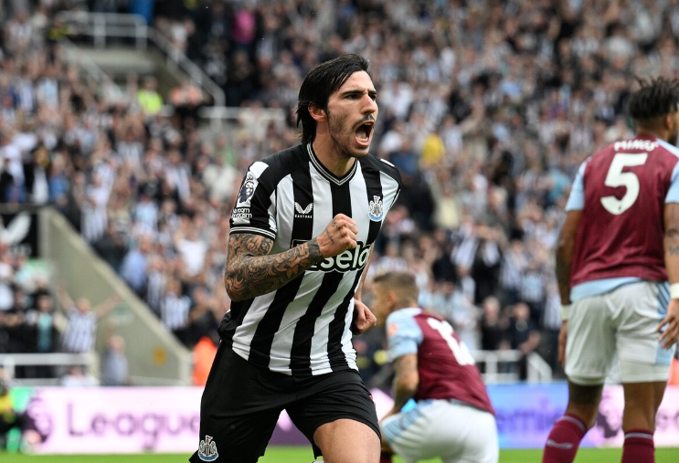  纽卡逆转埃弗顿取三分，伊萨克戴帽闪耀  