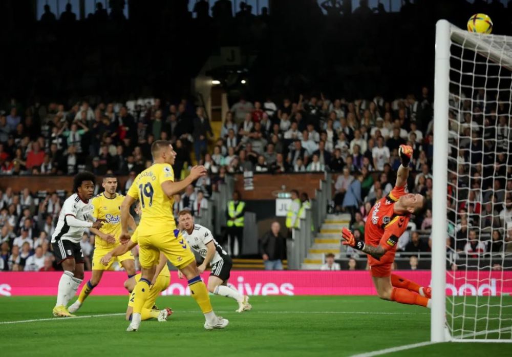  曼城主场轻取布莱顿，暂登积分榜首  