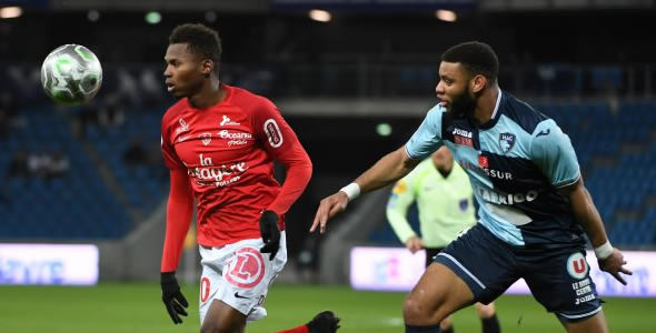  布雷斯特边锋突破传射建功助球队战胜里昂