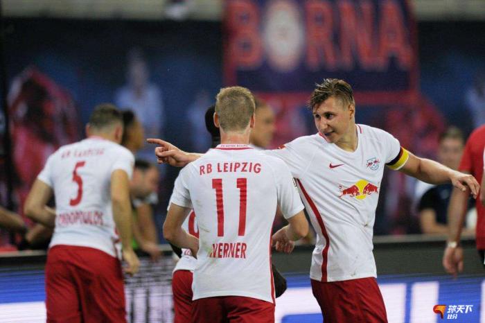  莱比锡红牛锋线发威四球横扫奥格斯堡