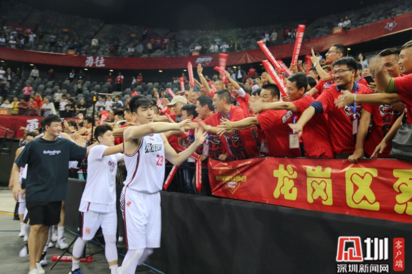  那不勒斯主场称雄，球迷狂欢庆祝胜利时刻